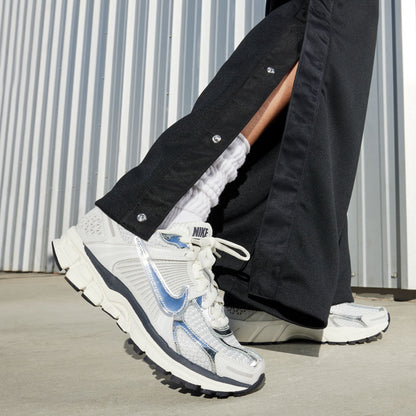 wearing the nike zoom vomer 5 photon dust metallic silver trainers